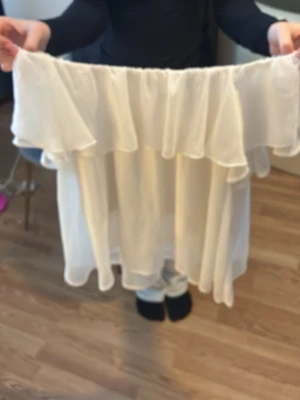 Vit volang topp off shoulder - Off shoulder topp från bikbok, vit med ett typp på insidan så den inte är genomskinlig 