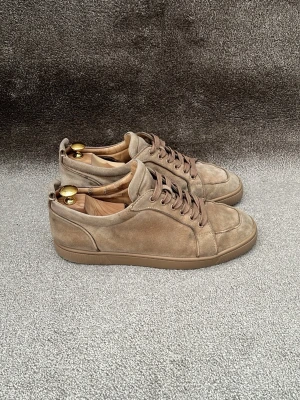 Christian Louboutin skor Ljusbruna - Hej! Säljer denna Ljusbruna Christian Louboutin skor i modellen Rantulow! Riktigt stilrena och mer diskreta skor! Storlek: 42,5 men sitter bättre på dig som bär 43.  Acceptabelt skick, skorna har utbytes innersulor i läder. Vid köpet så medföljer en dustbag. Nypris: 9000kr! Hör gärna av dig vid minsta intresse av köp 😊mvh DS ♦️