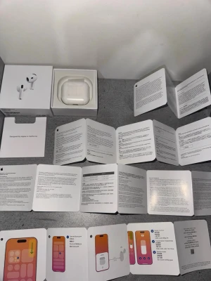 Apple AirPods med laddningsetui - Säljer ett par vita Apple AirPods med tillhörande laddningsetui. Snygg och stilren design i blank plast, trådlösa och enkla att koppla till mobilen. Originalförpackning och manualer medföljer. Perfekta för musik, samtal och poddar på språng.