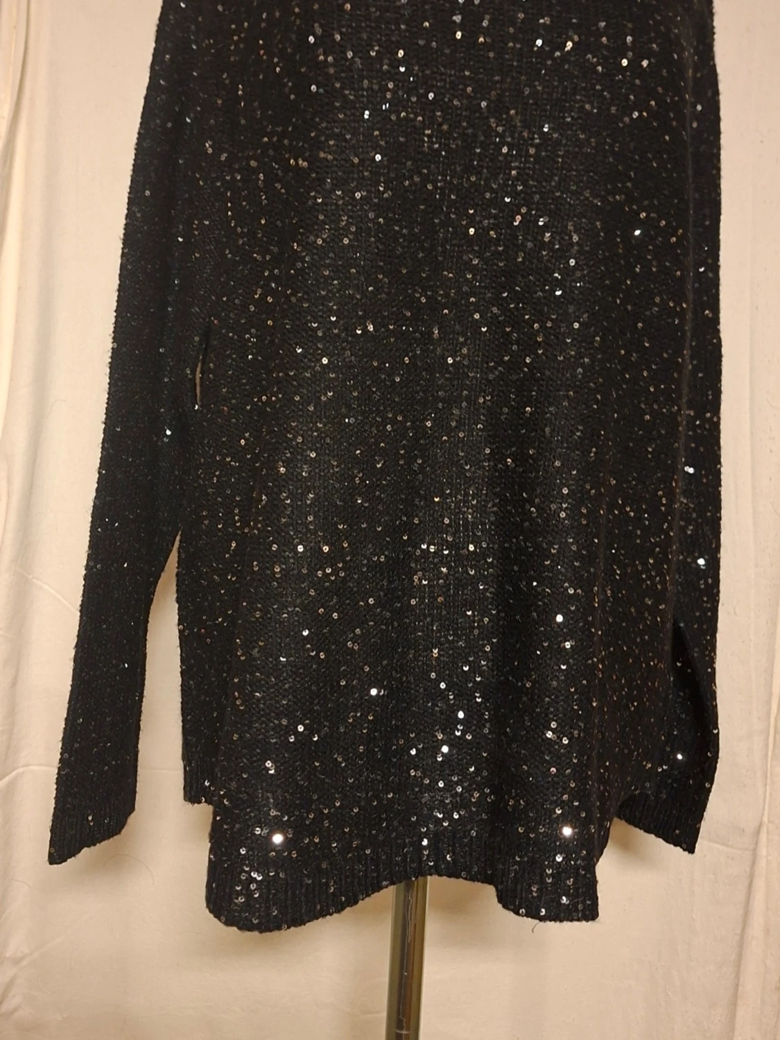 Svart stickad tröja med paljetter