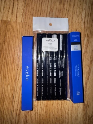 Eyeko Black Magic flytande eyeliner - Säljer Eyeko Black Magic flytande eyeliner i svart. Pennorna har en smal spets för precis applicering och ger en intensiv svart färg.  1 st 40 kr  3 st 100 kr 