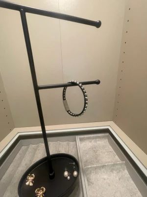 Svart diadem med silverfärgade nitar - Säljer ett svart diadem dekorerat med silverfärgade metallnitar i punkstil. Diademet har en rundad form och är tillverkat i plast med metalliska detaljer som ger en edgy och cool look. Perfekt accessoar för dig som vill sticka ut och addera lite attityd till din outfit.