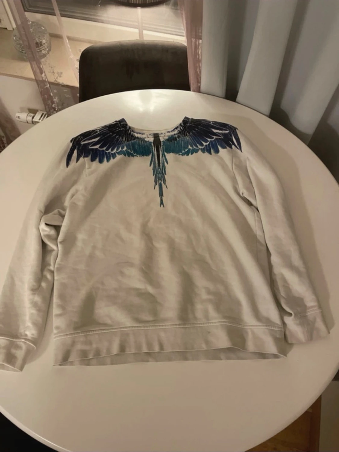 Vit hoodie med blå vingar Marcelo Burlon