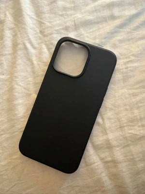 Svart mobilskal med matt finish iphone 13 PRO - Snyggt svart mobilskal med matt yta och minimalistisk design. Skalet har en stor öppning för kameran och är gjort i ett flexibelt material som ger bra grepp. Passar perfekt för dig som vill ha ett stilrent skydd till din mobil.