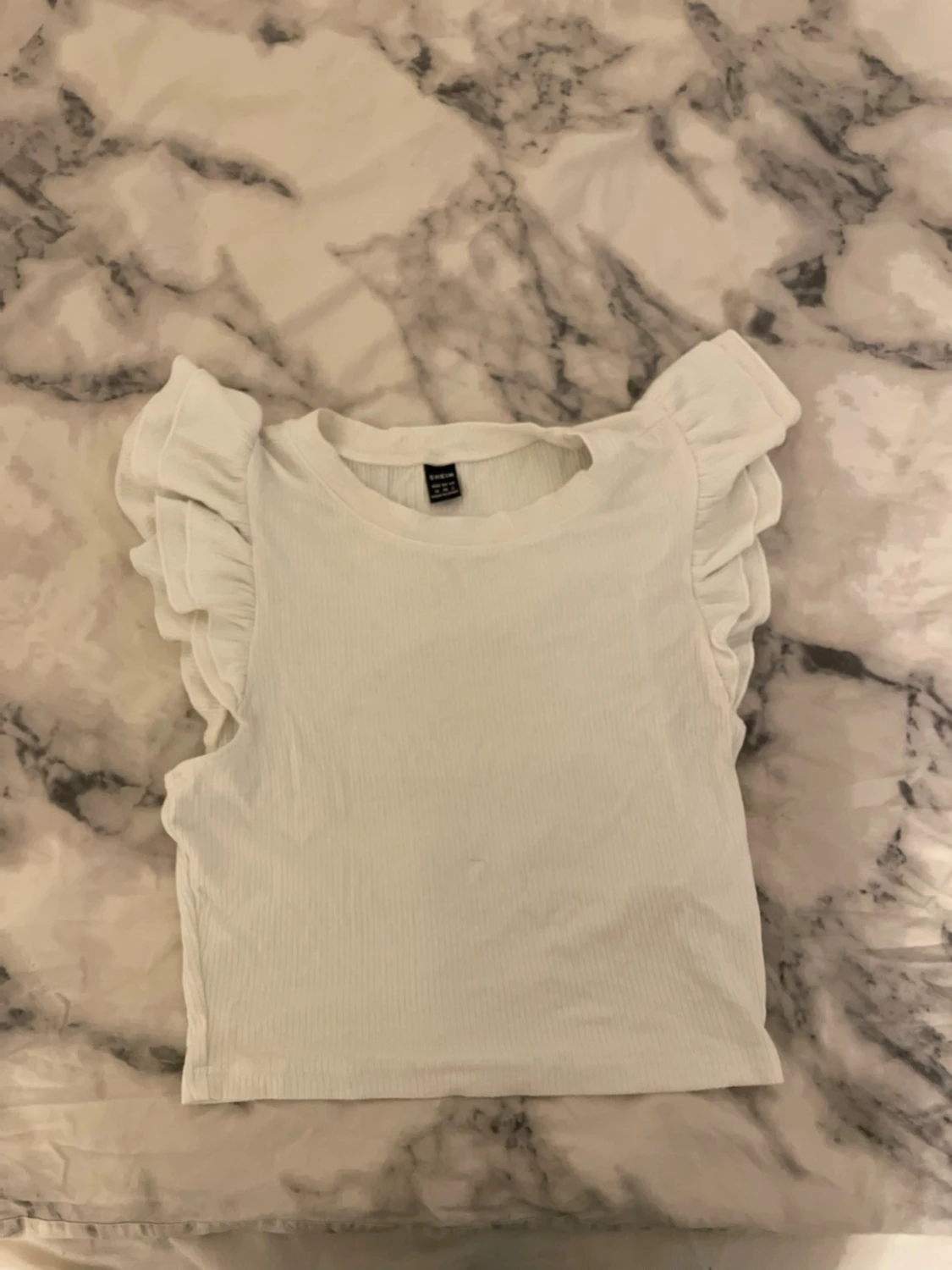 Vit ribbad topp med volangärmar SHEIN