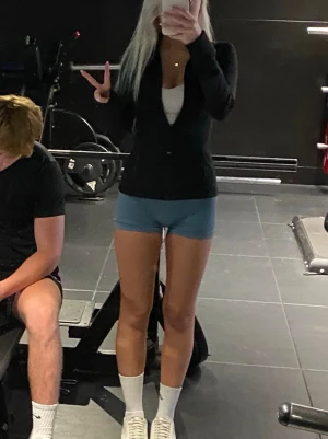 Lululeom define jacket - Define jacka storlek 4 MATERIAL LOUN!! jag är 165 för referens. Använd men inga stora defekter