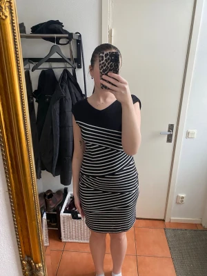 Svart randig mid klänning - Svart Randig mid klänning från MAKIYO storlek M