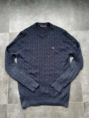 Morris kabelstickad tröja  - Tjena, säljer nu denna riktigt snygga och populära kabelstickade Morris tröjan, den är i bra skick men tvättad några gånger och de märks i materialet, hör av er vid frågor och funderingar🙌🤝 