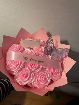 Bukett med rosa konstrosor och fjäril - Rosor bukett 