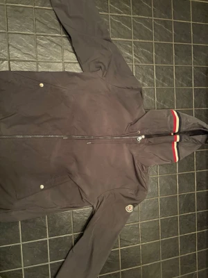 Moncler grimpeurs - Snygg svart vindjacka från Moncler med dragkedja framtill, två fickor med tryckknappar. Jackan är i storlek 3/M.‼️priset är inte hugget i sten kan tänka mig sänka priset vid snabb 💨 affär‼️