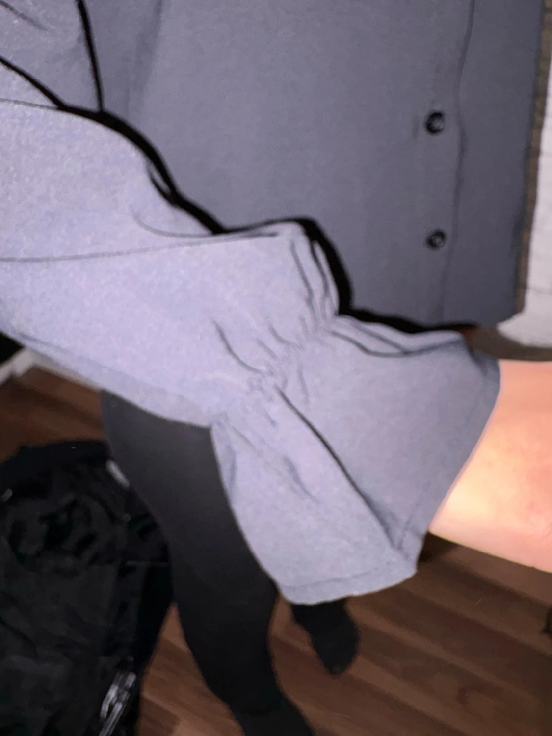 Svart blus med spets och volanger - 2