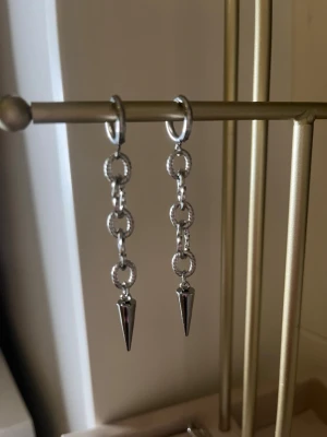 Silvriga kedjeörhängen med spikes - Snygga örhängen i rostfritt stål.