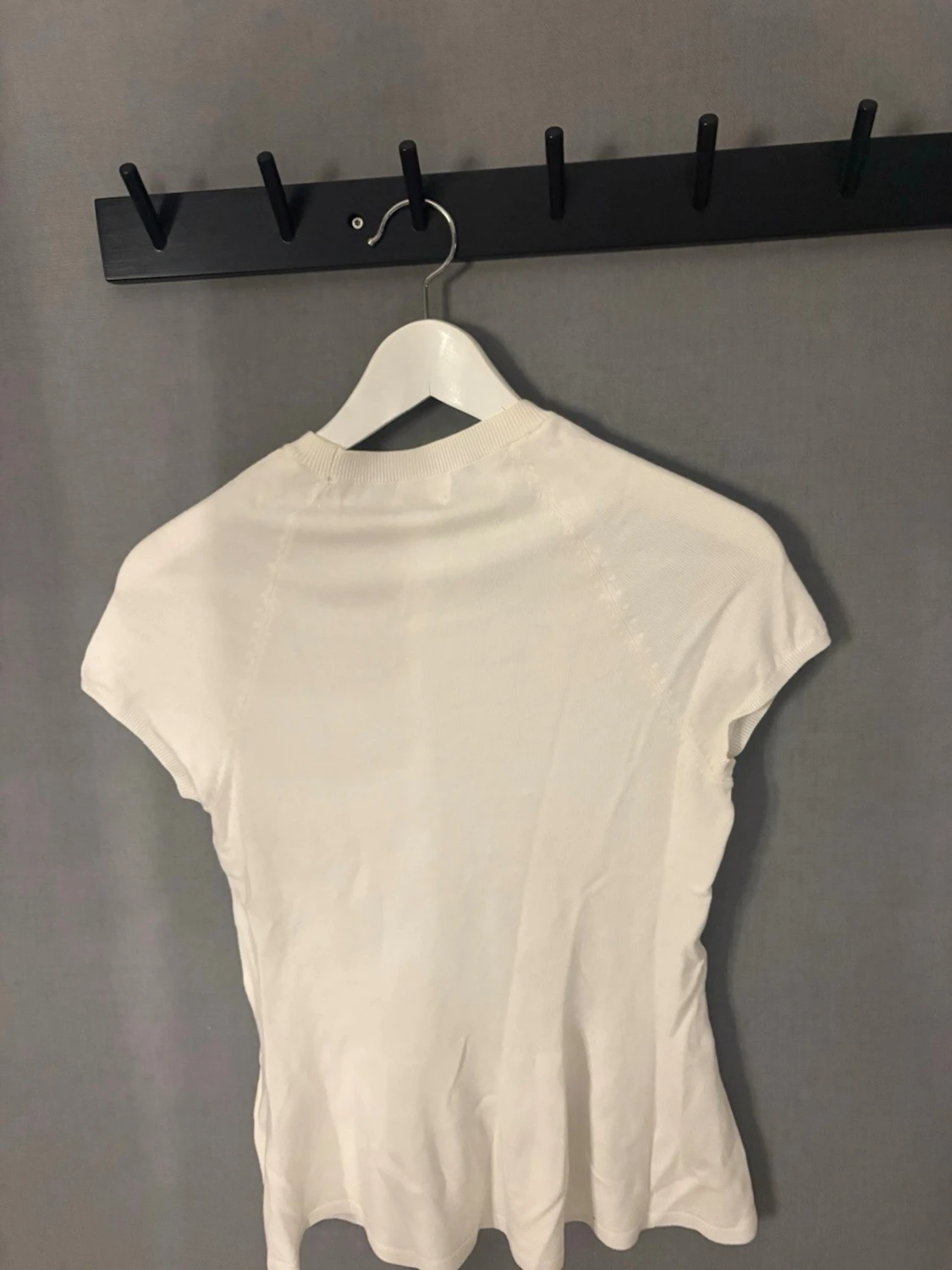 Vit tshirt med volangkant - 2