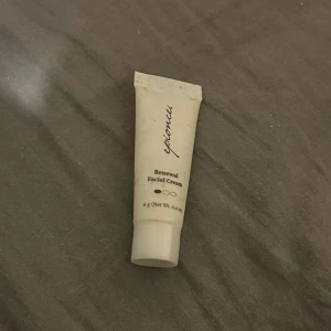 Yensa Renewal Facial Cream 6g - En liten tub med Yensa Renewal Facial Cream, perfekt för ansiktet. Tuben är vit med svart text och rymmer 6g (0.2 oz) ansiktskräm. Smidig att ha med i väskan för återfuktning när du är på språng.