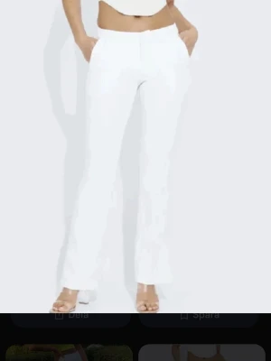 Lågmidjade kostymbyxor från Bik Bok - Vita lågmidjade kostymbyxor från Bik Bok i storlek 36/S regular. Nypris 499kr