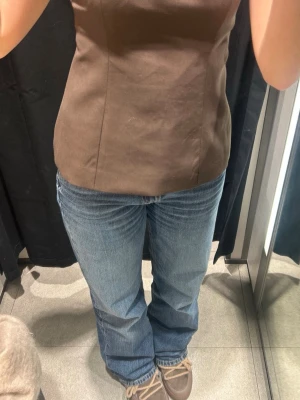 Zara jeans  - Säljer dessa super gulliga mid rise jeans från Zara! Midjemått: 36-37 cm innerbenslängd: 80cm grenhöjd: 25cm 💕