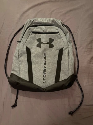 Under Armour träningsväska - Under Armour träningsväska. Nyskick, aldrig använd.