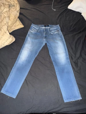 Blå raka jeans från Replay - Säljer ett par blå jeans från Replay i bra skick! De är hyperflex anbass. Storlek 33/29 bara höra av sig vid frågor!! Kan fås till mycket bra pris vid snabb affär!!! 