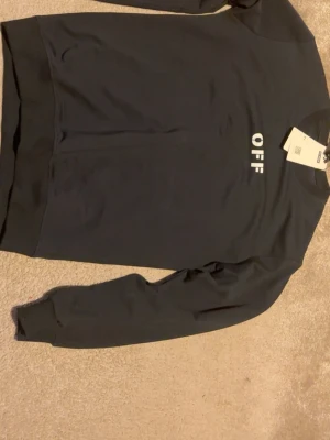 Off white tröja - Off white tröja helt ny med prislapp pris kan diskuteras vid snabba köp endast seriösa köpare tack storlek m men passar s