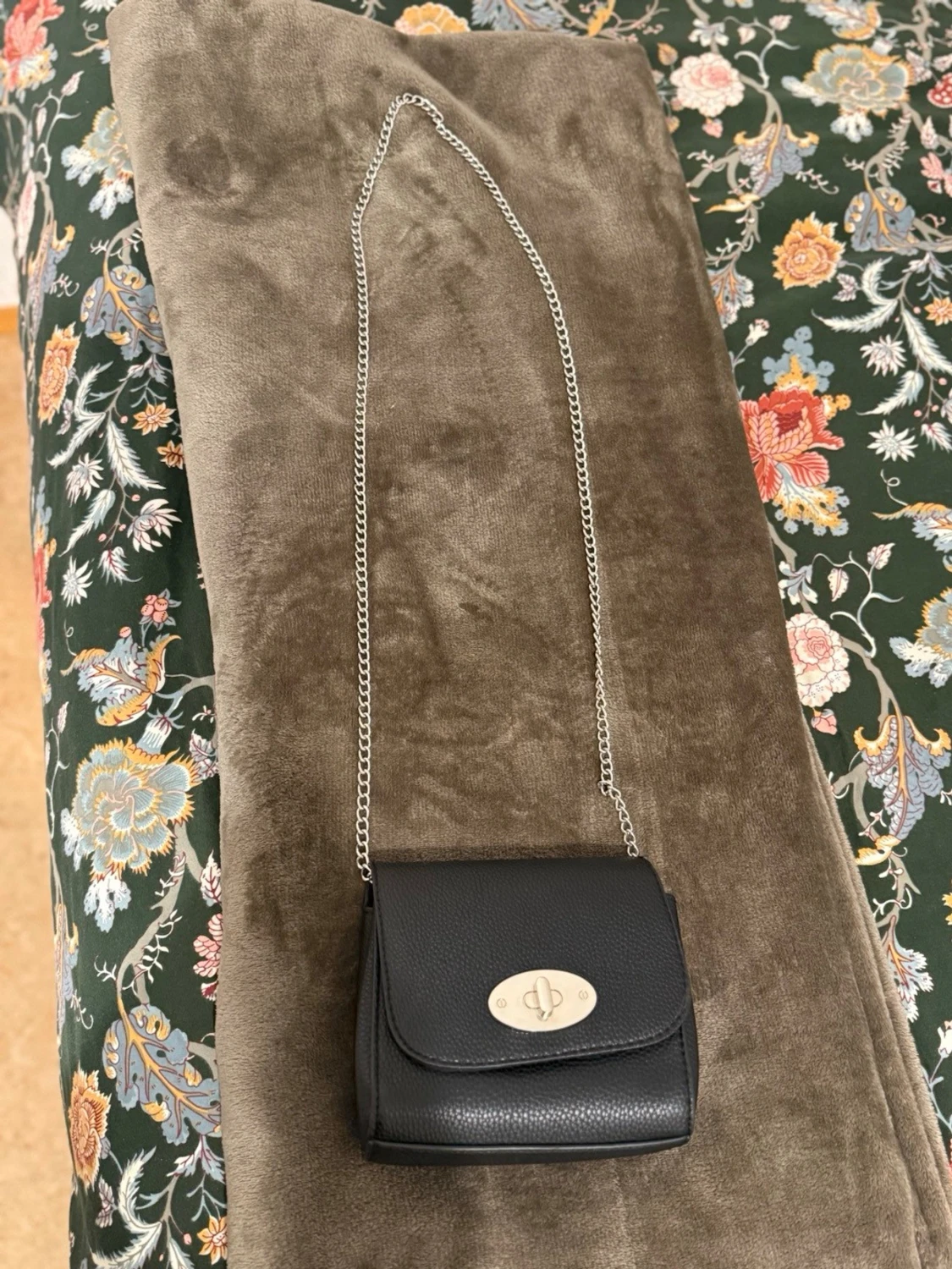 Svart axelväska med kedjerem - 2