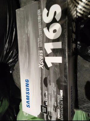 Samsung Xpress 116S toner - Samsung Xpress 116S tonerpatron, modell ML-D116S, svart färg. Passar till Samsung-skrivare och används för laserskrivare,  helt ny. Förpackningen är svart, vit och grå med tydlig märkning. Perfekt för dig som behöver pålitlig utskrift till hemmet eller kontoret. Obs! Skickas omkring den 25/2 då jag är på semester 