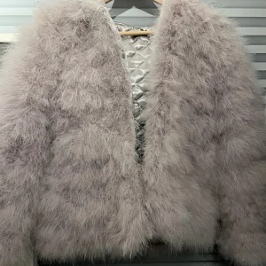 Pälsjacka med luva - Dennis Maglic jacka med luva i färgen grå. Super skön och snygg. Använd kanske 4-5 gånger, alltså fint skick utan några defekter. Jackan är i storlek M men passar en XS/S.  Ny pris 1400kr.