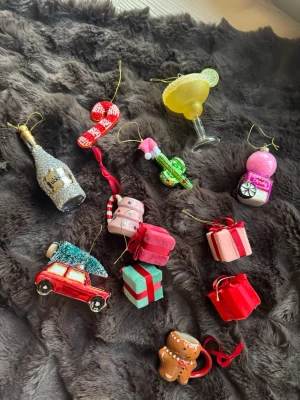 Färgglada julgransdekorationer mix - Åhléns Home juldekorationer, för julgran eller som allmän julprydnad.  Helt nya för 2025, kom ej till användning.  35kr styck eller 300kr för alla!   Pris kan diskuteras!