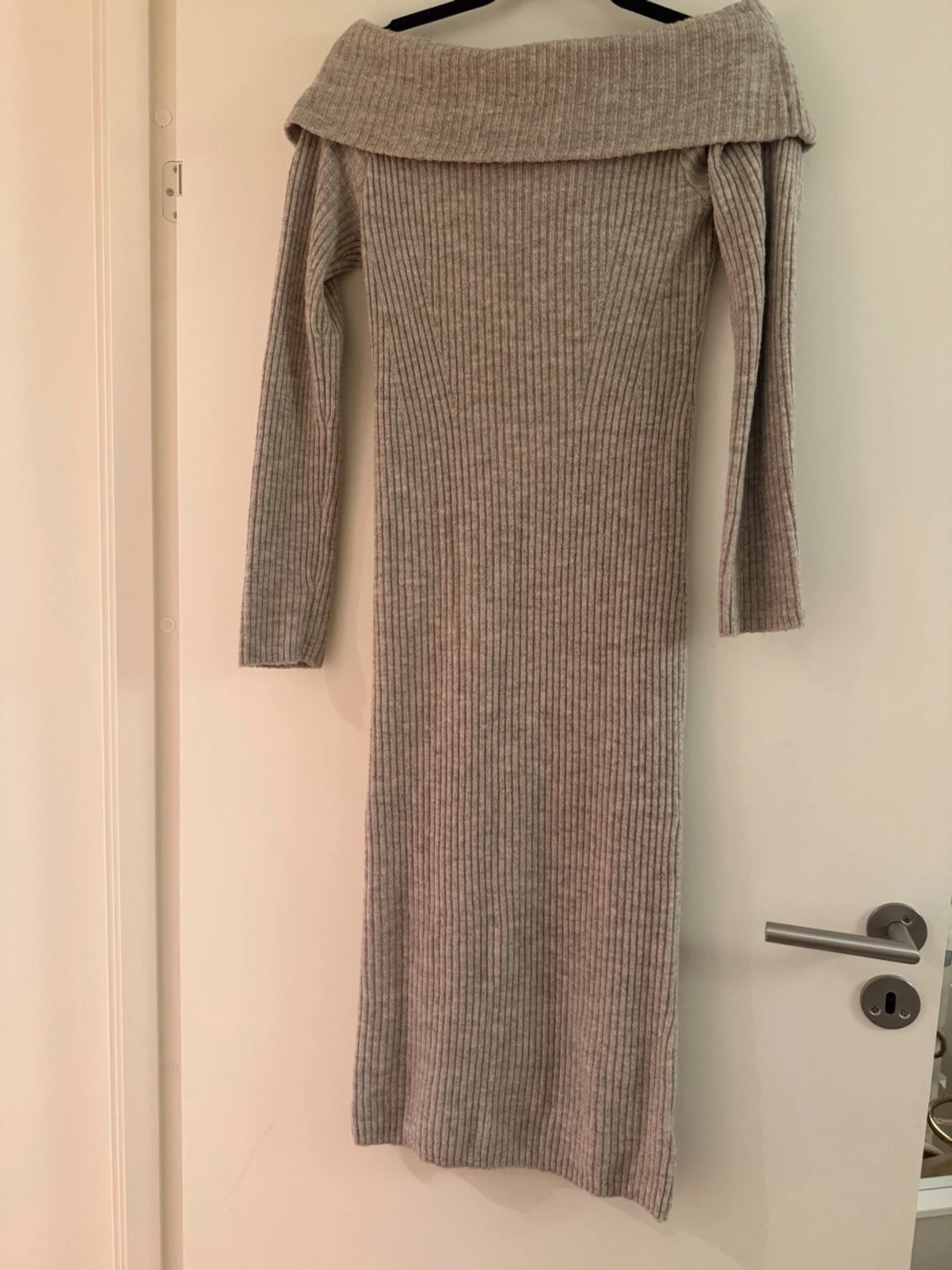 Beige ribbad offshoulder stickad klänning