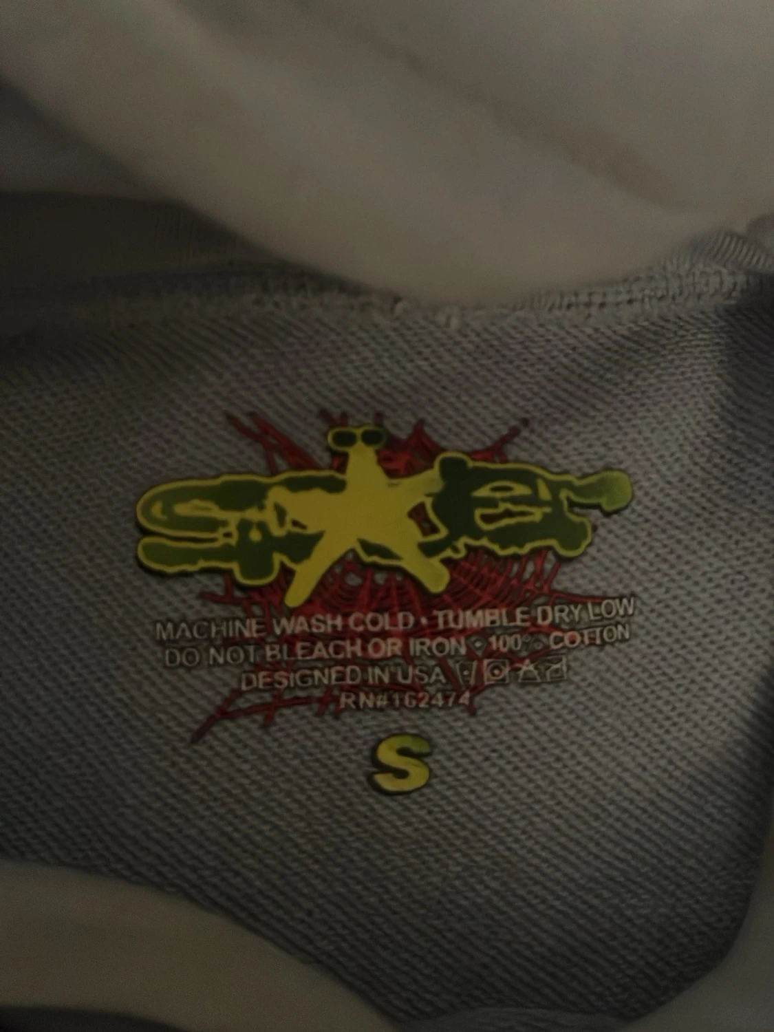 Ljusgrå hoodie från Sp5der - 2