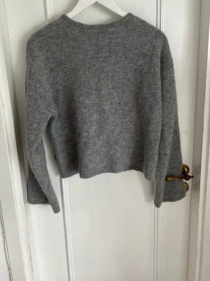 Supersöt kofta från & other stories  - Säljer denna supersöta koftan från & other stories då den inte kommer till användning längre tyvärr. Varsamt använd och i mycket bra skick. Innehållet 40% Alpacka och 32%ull och resterande polyamid och elastan. 