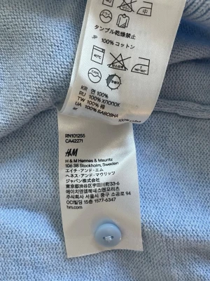 blå kofta H&M - jätte söt kofta med skönt material, skriv vid frågor eller för fler bilder❣️