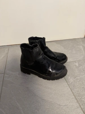 ridskor - ridskor i fungerande skick! passar 37/38. #ridhjälm #ridsaker #ryktlåda #ryktborstar #ridbyxor #scabrak #horse #häst #ridskor