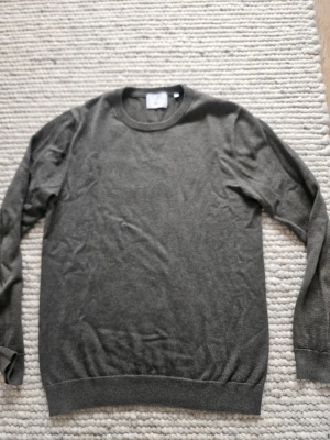 Grön Bläck tröja - Tja säljer denna olivgröna Bläck tröja // storlek är S // passformen är Slimfit // nypris 799 mitt pris 299 // hör av er vid funderingar  //fraktar så snabbt som möjligt // priset är inte hugget i sten💸