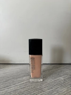 Forever Skin Glow Foundation 2N - Säljer en Dior Forever Skin Glow foundation i nyansen 2N. Kommer i en elegant glasflaska med svart lock. Flytande formula som ger en naturlig glow och jämn täckning. Perfekt för dig som vill ha en fräsch och återfuktad look.Den är mer än hälften full. 