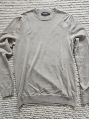 Merinoull Tröja - Tja säljer denna merinoull tröja från dressmann som är i storlek S och passar dig som är under 180 cm lång // den passar som slimfit och är väldigt skön // Nypris 899, Mitt pris 399 // Hör av er vid funderingar // fraktar så snabbt aom möjligt // priset är inte hugget i sten!!💸