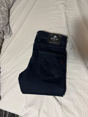 Replay Anbass - Snygga mörkblå jeans från Replay med klassisk femficksmodell, Storlek 30/32, aldrig tvättade och använda ungefär 2 gånger så skulle säga nyskick. Nypris ca 1199. Bara att skriva vid frågor eller funderingar! Pris går att diskutera