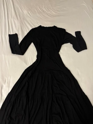 Svart långklänning från Lindex - Säljer en lång svart klänning från lindex! Materialet är mjukt och stretchigt, storleken är S men skulle säga att den även passar M och L om man vill att den ska vara figurnära. 