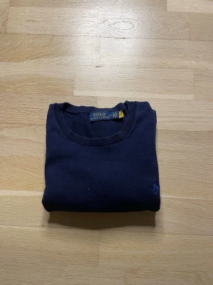 Mörkblå stickad tröja Polo Ralph Lauren - Mörkblå stickad tröja från Polo Ralph Lauren. Det står medium men passar mer som en Xs-S. Rekommenderar för folk som är 165-175cm. Hör gärna av er vid funderingar!