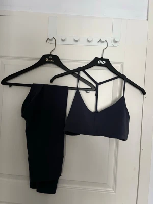 Träningsset Old Navy M - Marinblåa träningstights och sporttop i storlek M. Köpt sommaren 2025 på Old Navy i Chicago. Rymligt och ganska löst sittande, inte mycket ”tryck/ spänst” Bra skick, inga skavanker. Nypris: tights 40 dollar och top 25 dollar. 