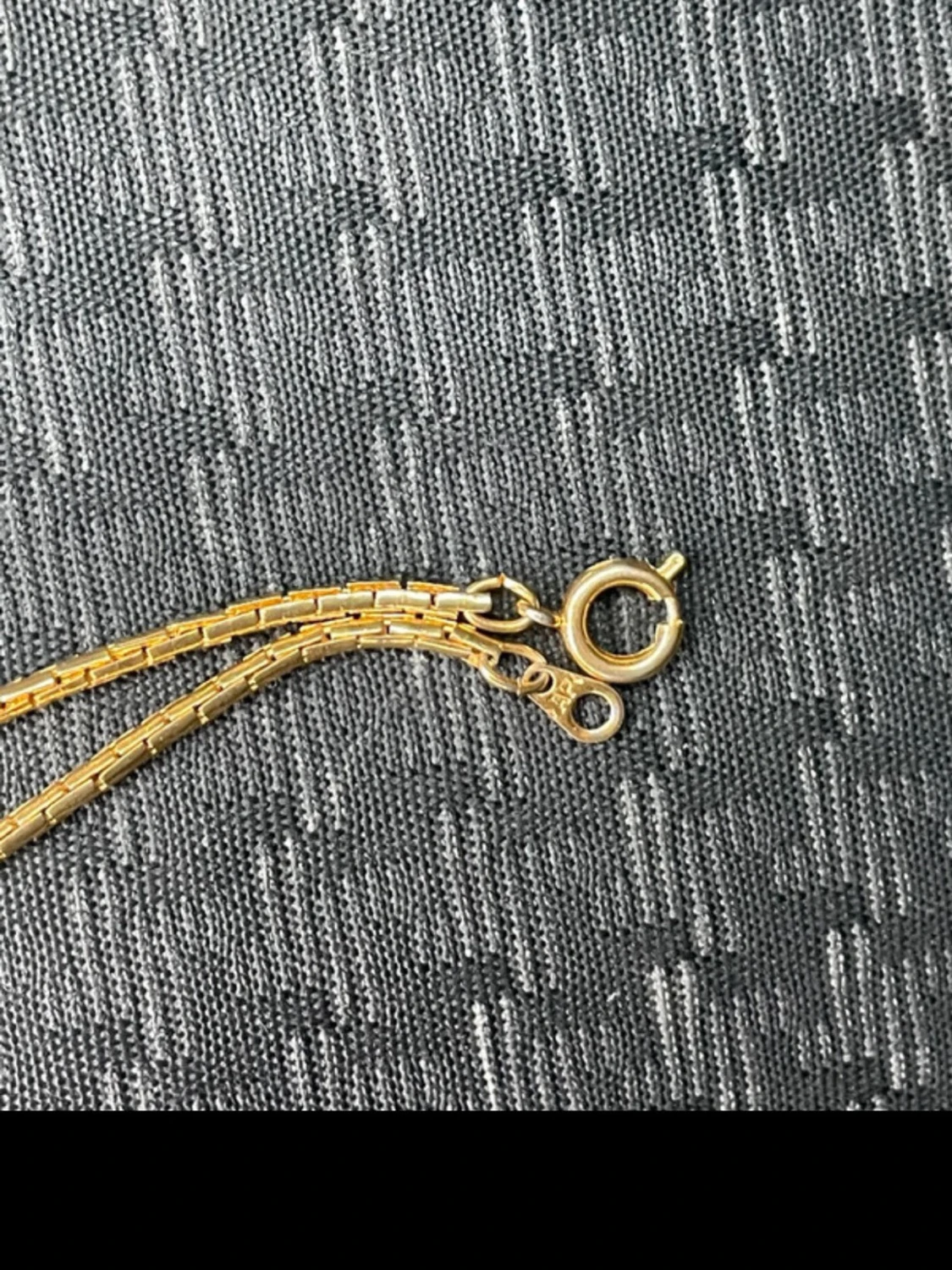 Två guldiga halsband i metall - 1