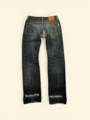 Edwin Selvedge Jeans - Edwin Jeans med HELT sjuka fades & repairs🫡 Tvätten är riktigt eftertraktad och stilren🥰 Mått:  Midja 40cm Längd 110cm Innerbenslängd 79cm Benöppning 19cm MÅTT KAN VARIERA +/-1cm