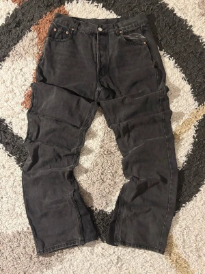 Bootcut Jeans Levi’s - Säljer ett par Levi’s 501 som jag sytt om och gjort till bootcut samt lagt till detaljer. Skicket e bra men Levis lappen på baksidan ser inte så ny ut😁  Storlek: Står L men sitter som W31 L32/33 (Utgå helst utifrån måtten)  Laid out liggandes (Mått) Midja: 40 cm Längd: 109 cm Nedre bredd (Vid benslutet): 24-25 cm  Kondition: 7,5/10  Fraktar samma eller dagen efter😁✅  swag rap streetwear baggy vintage skate hiphop y 2k affliction archive underground avant garde japan style OG 2000s flared washed 
