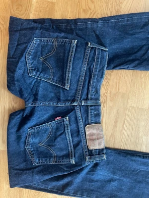 Mörkblå Levi's bootcut jeans - Snygga Levis jeans mycket bra skick har sytt om dem till lågmidjat midjemått:34cm innerbenslängd:77cm grenhöjd:17cm skriv om ni har nå frågor eller om ni vill se jeansen på!