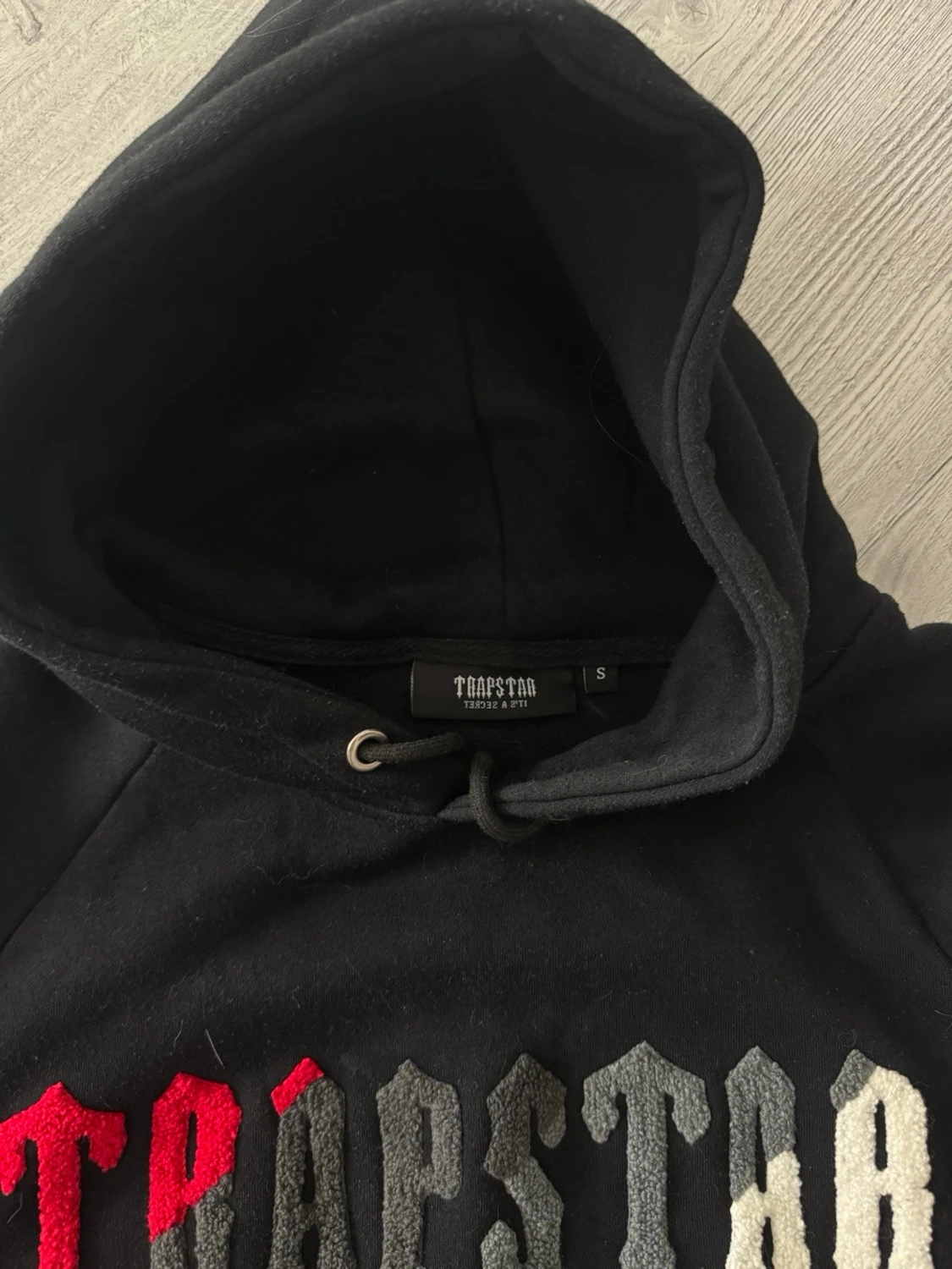 Svart Trapstar hoodie med brodyr - 2