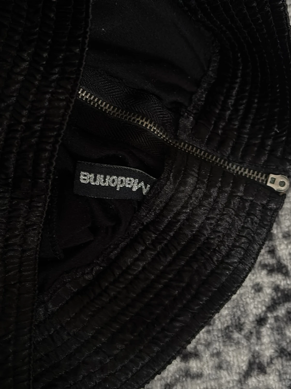 Svart volangkjol med dragkedja - 2