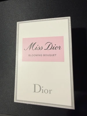 Miss Dior Blooming Bouquet 100 ml - Säljer nu min miss dior, då doften inte passar mig.