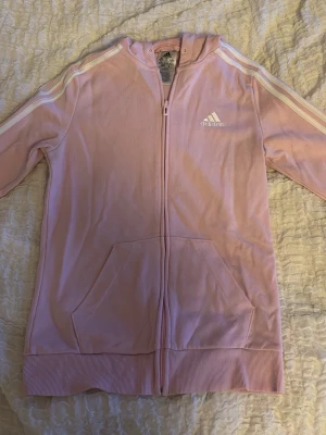 Adidas tröja - Säljer det jätte fina adidas tröjan som bara är använd några fåtal gånger, den är skrynklig pågrund av att den är nytvättad😊 