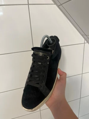 Saint Laurent skor  - Ass feta saint Laurent skor topp skick bra pris köpte för 2000 mitt pris 1650 skorna kommer med låda dust bag skriv för frågor 