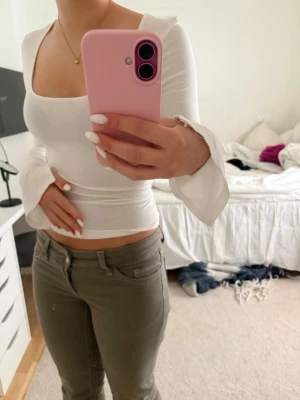 Vit tröja - En bit supersöt tröja från Gina Tricot i storlek S. Tröjan är i ett mjukt material och har en slitt i änden av ärmen. Inga defekter.