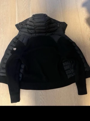 Svart dunväst från Moncler - Säljer en Moncler cardigan eftersom jag har tröttnat på den köpt för cirka 1 år sen har tvär inte kvitto eller något kvar pris kan diskuteras vid snabb affär 